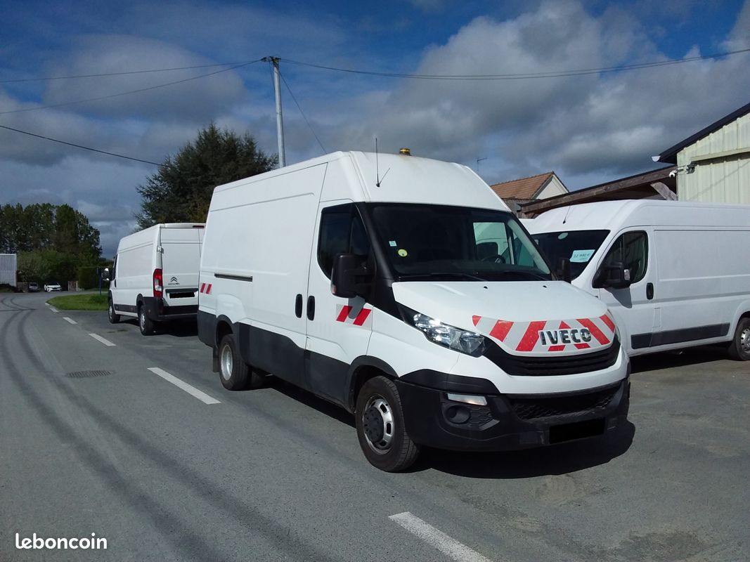 IVECO DAILY L3H2 35C 150 CV Roue jumelée avec crochet d’attelage marche pied et casiers (image 1)