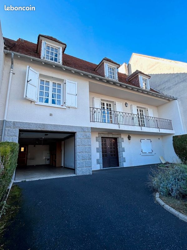 Maison 5 pièces 155 m² · à Aurillac · 155 m² · 950 €