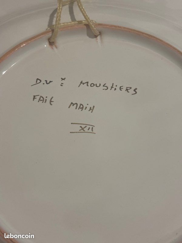 Petit plat Moustiers signé DV X (image 3)
