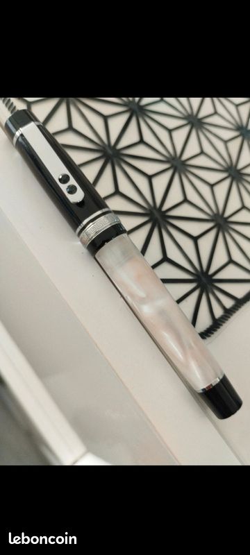 Stylo Plume élégant Corps Nacre Argenté - Neuf De Stock Avec Cartouches - Idée Cadeau