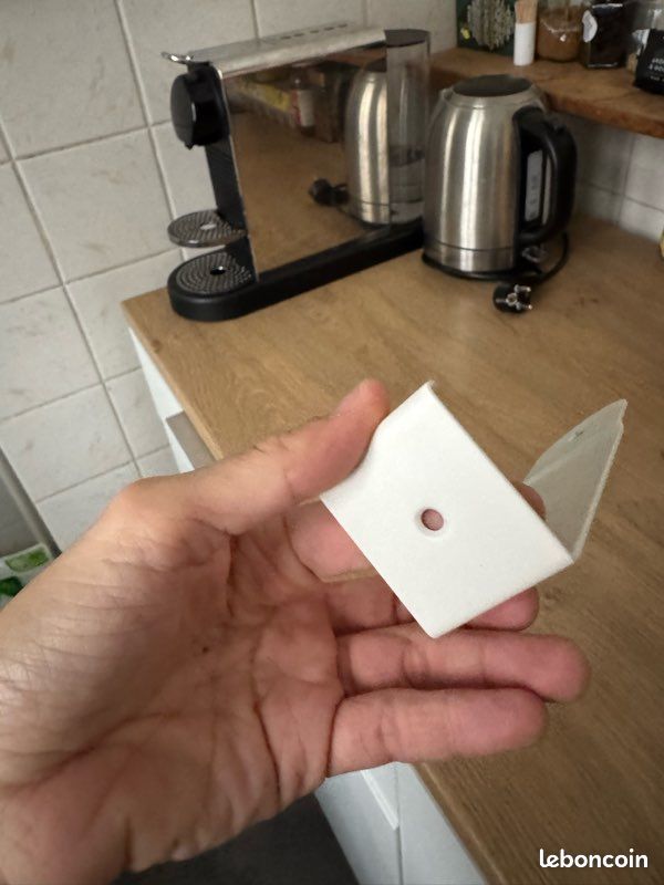 Porte manteau minimaliste blanc accroche pour cintre mural (image 1)