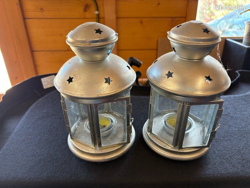 Un ensemble de lanternes LED en métal blanc alimentées par deux piles
