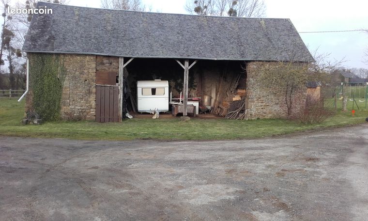 Grange en pierre à restaurer + terrain 2200 m2 avec ruisseau