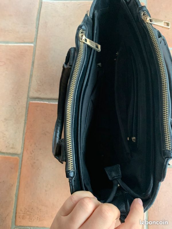 Sac noir et détails or (image 3)