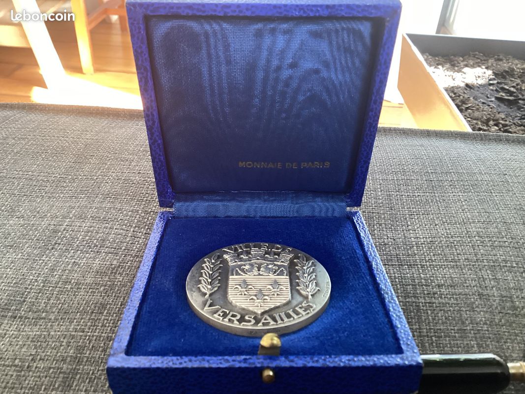 Medaille bronze argenté nec pluribus impar ville de versailles signee corbin - Collection