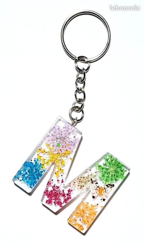Bijoux de sac, porte clé en résine fait main lettre M (image 1)
