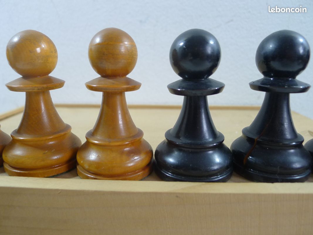 Jeu D'échecs Français LARDY - Buis, Plombé, Patins Feutre - Roi 70 Mm - Occasion
