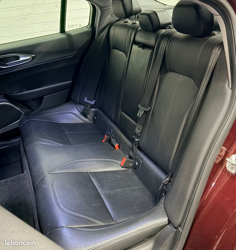 ALFA ROMEO GIULIA 2.2 JTDM 150 CH SUPER BVA + HARMAN KARDON + ATTELAGe (image 17)