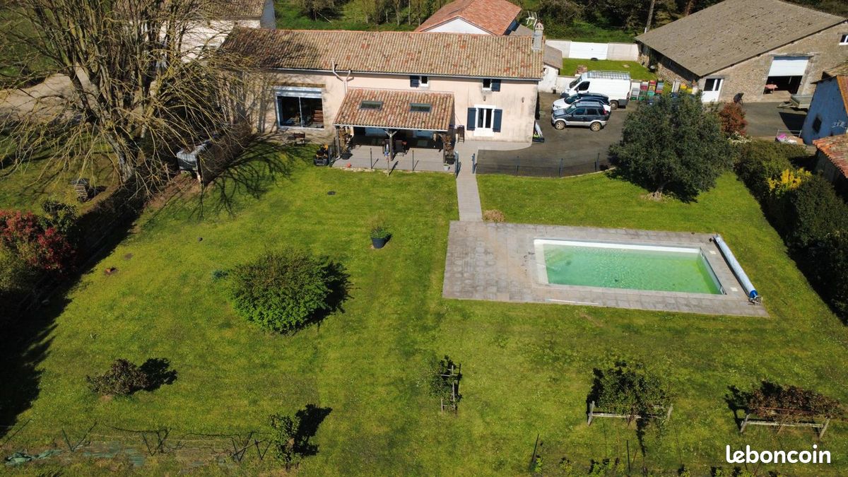 Maison 10 pièces 298 m² · à Valence-en-Poitou · 298 m² · 371 000 €
