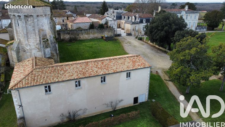 Château 2 pièces 220 m²