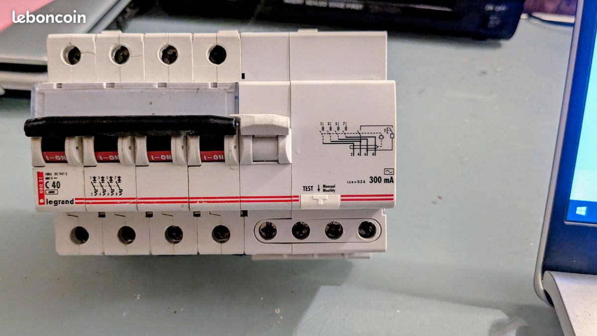 Différentiel tétrapolaire Legrand DX 6000 avec protection magnétothermique intégrée (image 1)