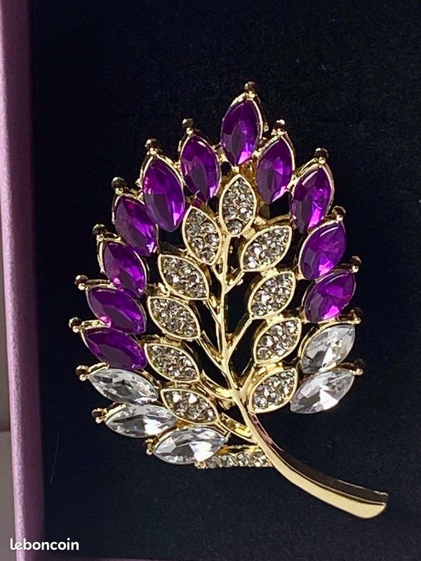 Broche Ancienne Aux Pierres Violettes - Bijou Vintage - Occasion Porté - Pierre Violette Dominante