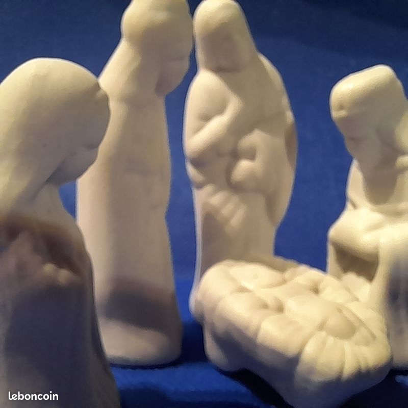 Creche de noel en bois et santons en porcelaine biscuit en ance