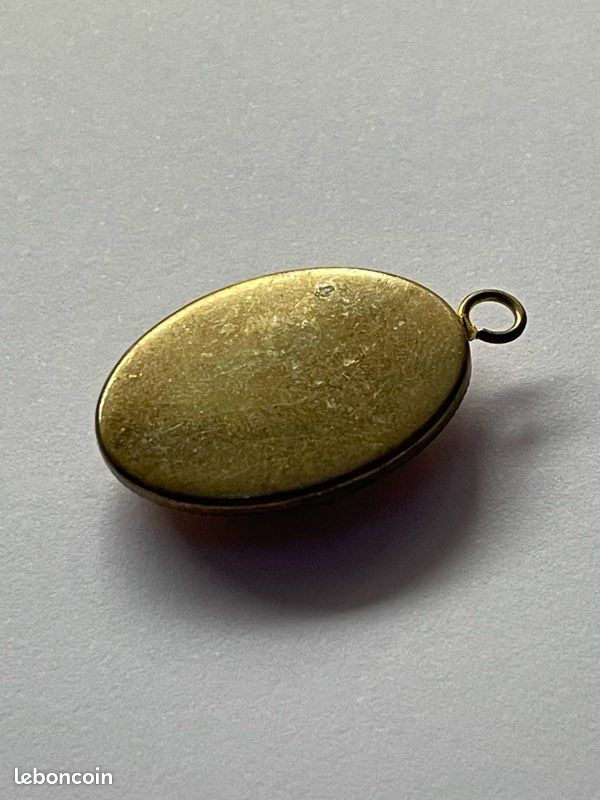 Pendentif Ancien Camée En Métal Doré - Bijou Vintage - Bon état - Sans Marque
