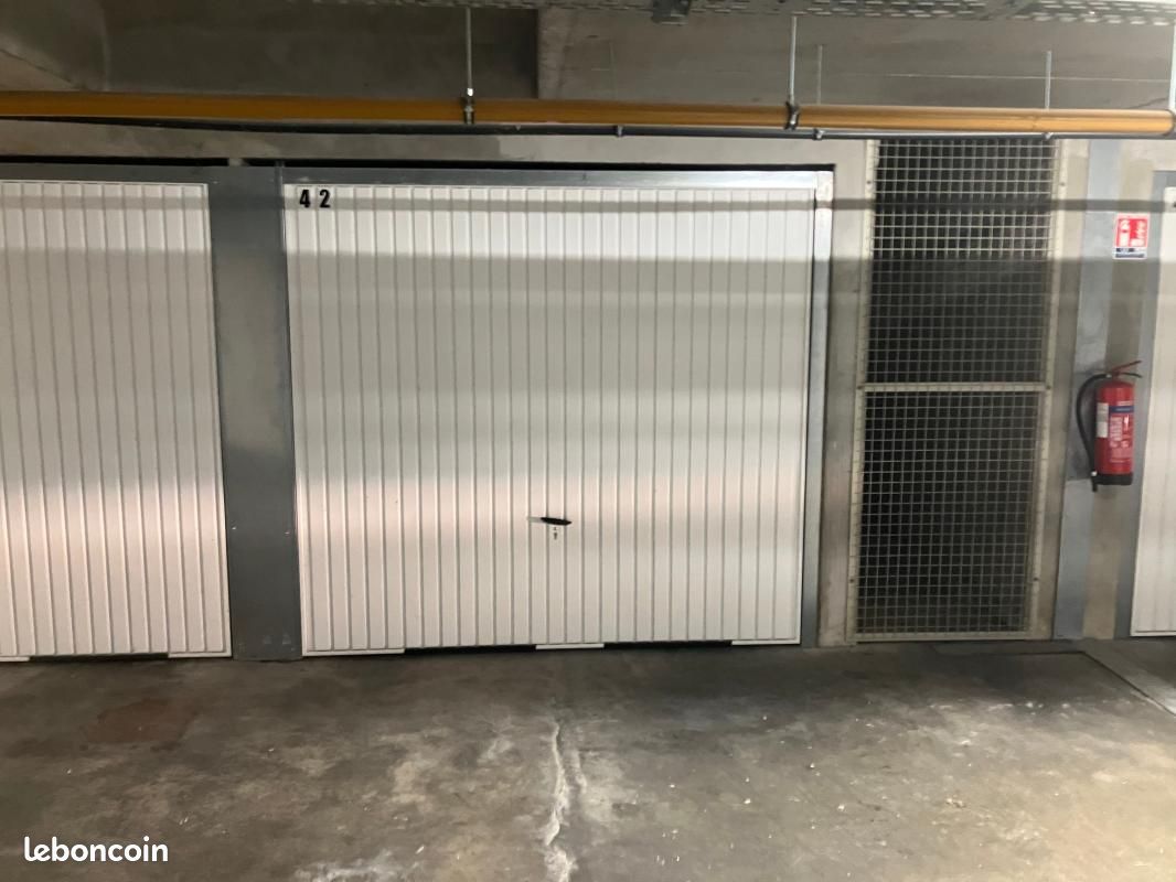 Parking 12 m² · à Vaulx-en-Velin · 12 m² · 95 €/mois