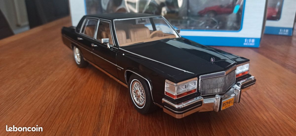 ModelCarGroup 1:18 Cadillac Fleetwood Brougham Année De Construction 1982 Noir Modelcar Group Mcg18250