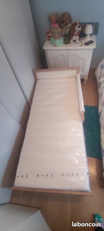 Lit pour enfant avec sommier, matelas et barrière (image 1)