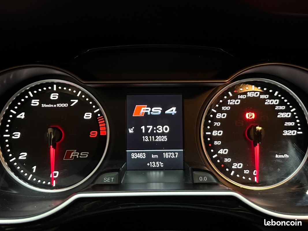 AUDI RS4 AVANT V8 4.2 FSI 450 Quattro S Tronic 7 / PACK CARBONE INTÉRIEUR / VOLANT MÉPLAT / SIÈGES ÉLECTRIQUES (image 16)