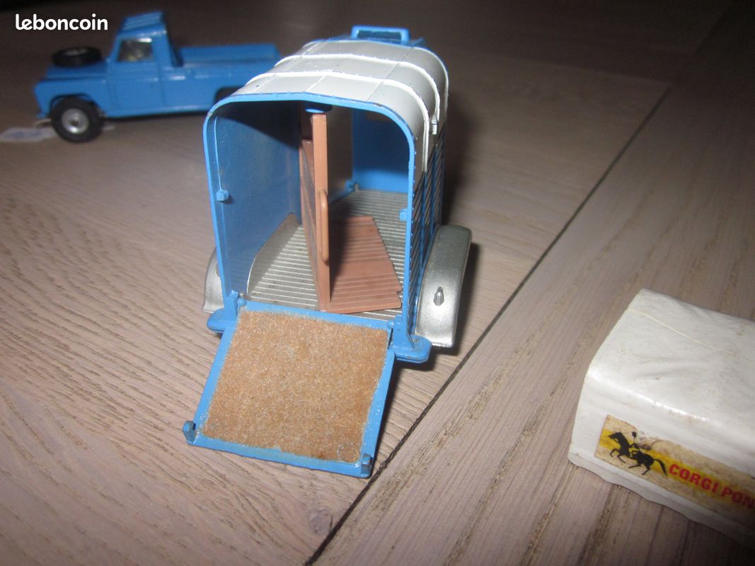 1/43 Scale Vintage Corgi Toys Model No 438 Land Rover 109 WB On A White Background T2dyew