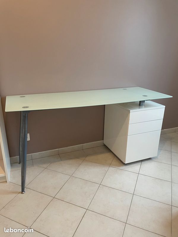 Bureau (image 1)