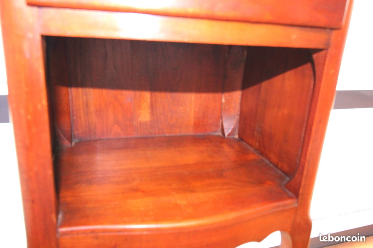 Table de chevet en merisier style Louis XV (image 3)