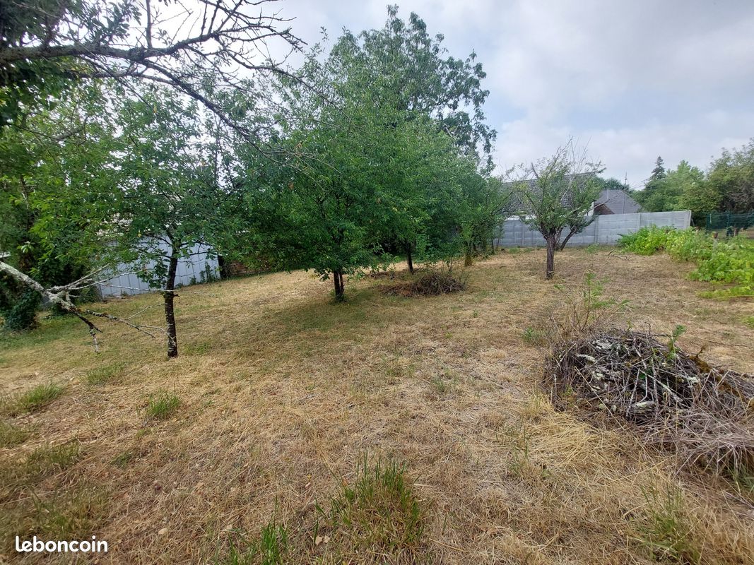 Terrain 705 m² · à Mehun-sur-Yèvre · 705 m² · 34 000 €