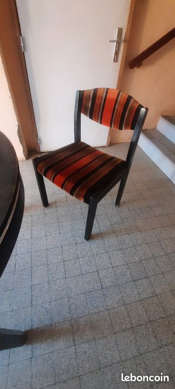Table ronde avec chaises (image 2)