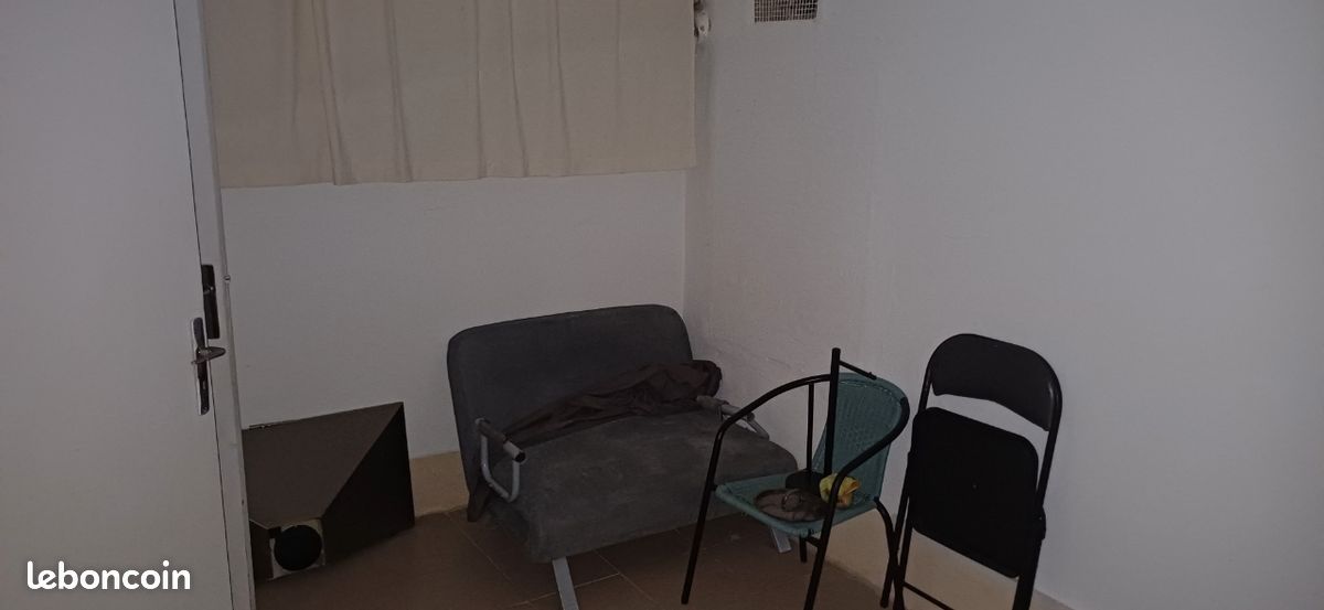 Local 45m2 avec douche et wc (image 2)