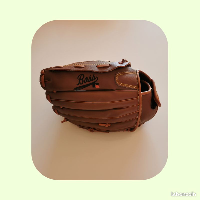 Équipement De Baseball. Gant En Cuir Marron Clair Isolé, Boule Blanche Dans Un Style Réaliste