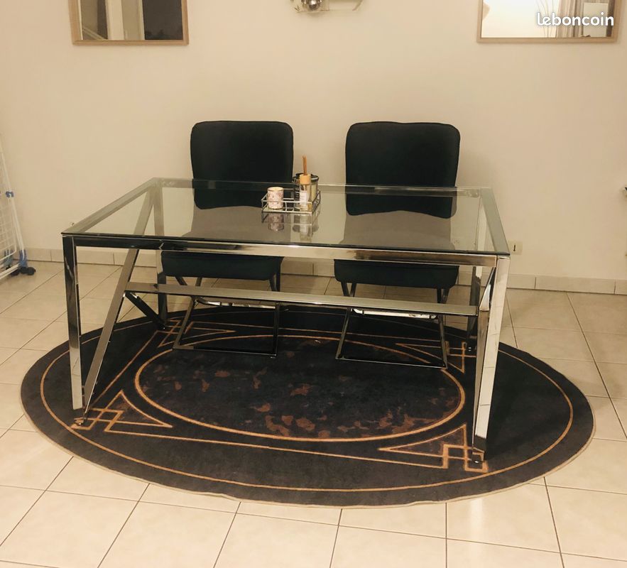 Table à manger en verre et pieds argentés (image 1)