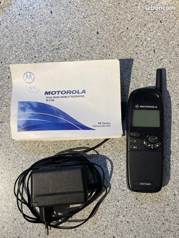 Lot De 3 Téléphones Motorola Anciens Débloqués - Modèle Defy RM-530 - Occasion Bon état