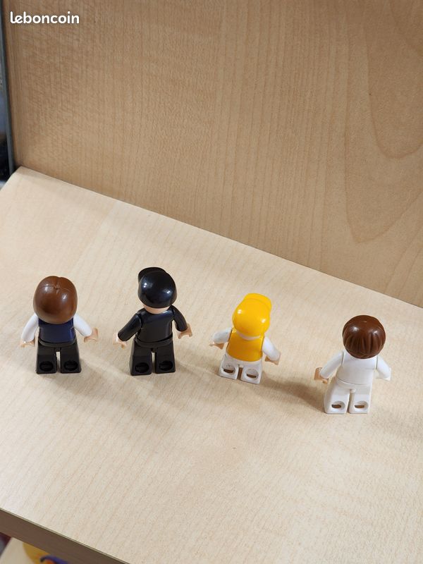 Lot de 4 figurines type Lego - femme foulard, ouvrier casquette jaune, homme costume noir lunettes, homme gilet blanc lunettes - plastique (image 8)