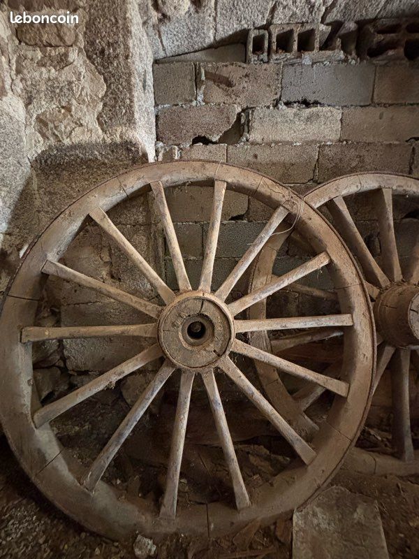 Deux anciennes roues de charrette en bois (image 3)