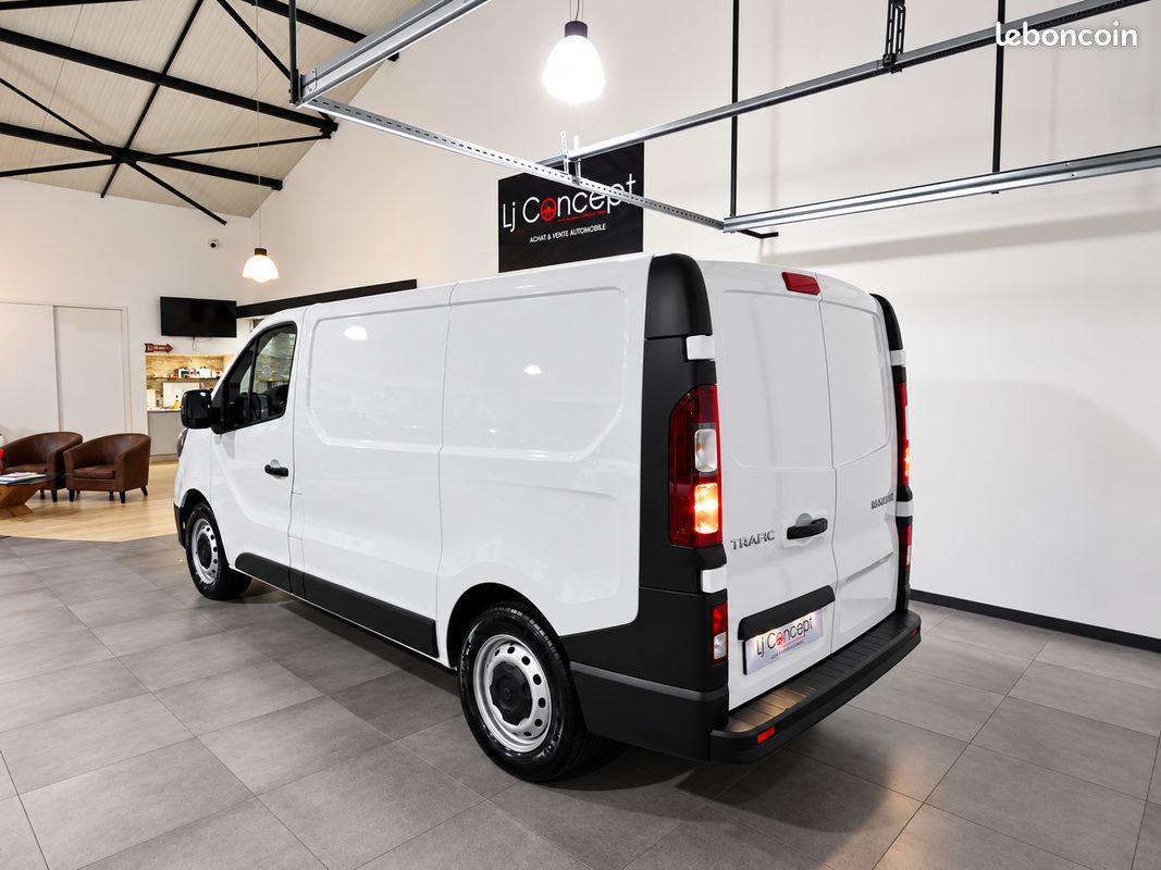 Renault Trafic III (2) 2.0 Fourgon L1H1 2800 KG BLUE DCI 130 ch Confort 3 places - 1°Main - Origine France - TVA Récupérable - Suivi Complet - Radars de stationnement - Bluetooth - Roue de secours (image 3)