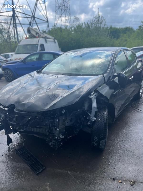 Renault Mégane IV Berline TCe 140 FAP Zen ACCIDENTEE (image 2)