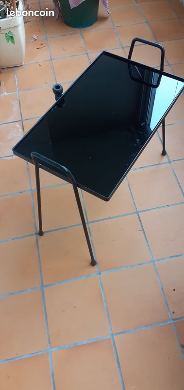 Table basse vintage en fer forgé et verre opalin noir, années 1950 (image 2)