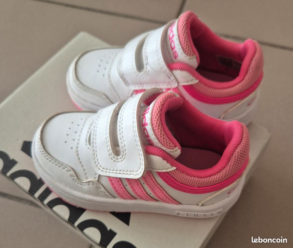 Chaussures basquets bébé Adidas taille 23 Chaussures