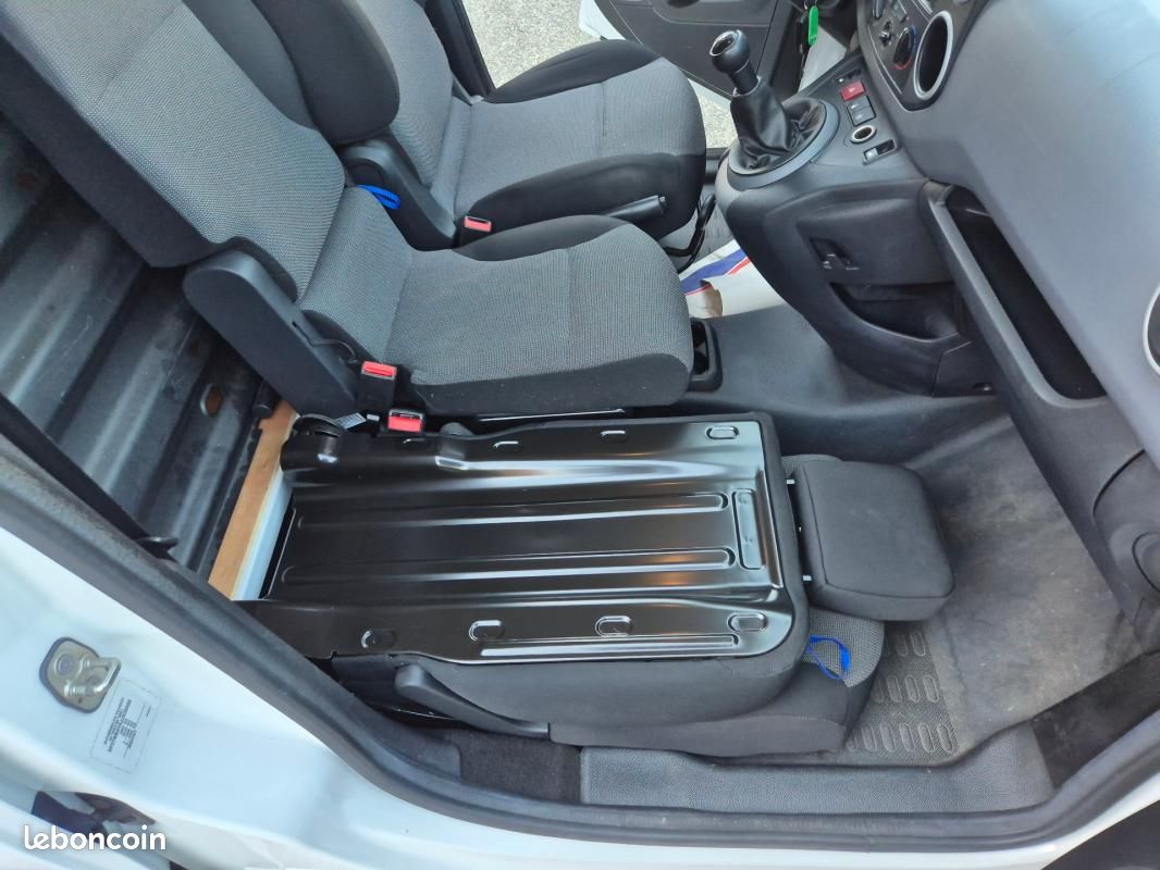 Peugeot Partner FOURGON STANDARD 1.6 BLUEHDI 100 S&S BVM5 PREMIUM (image 26)