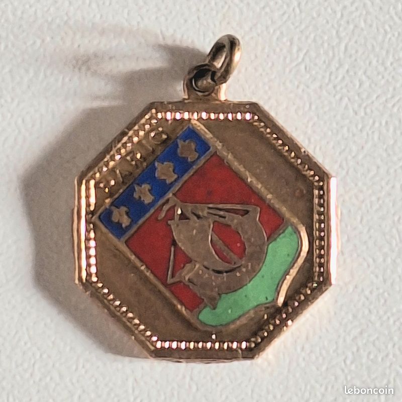 PARIS Médaillon 1950's sur métal jaune 21mm hexagonale emblème écusson armes nef (image 1)