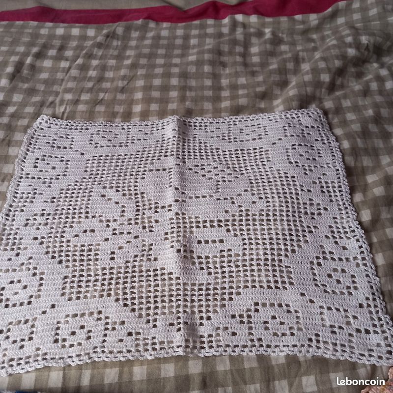Napperon carré fait main au crochet (image 1)