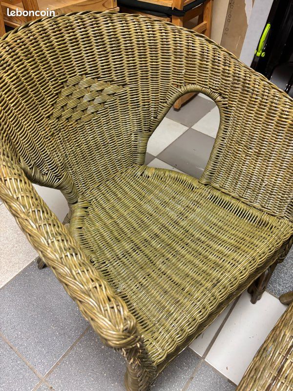 Fauteuil et table basse en rotin (image 2)