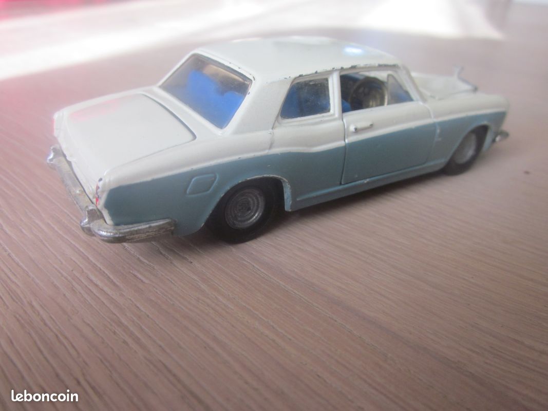 Régi corgi Rolls Royce Silver Shadow nagy méret embléma letörve =A5 Régi corgi Rolls Royce Silver Shadow nagy méret embléma letörve =A5