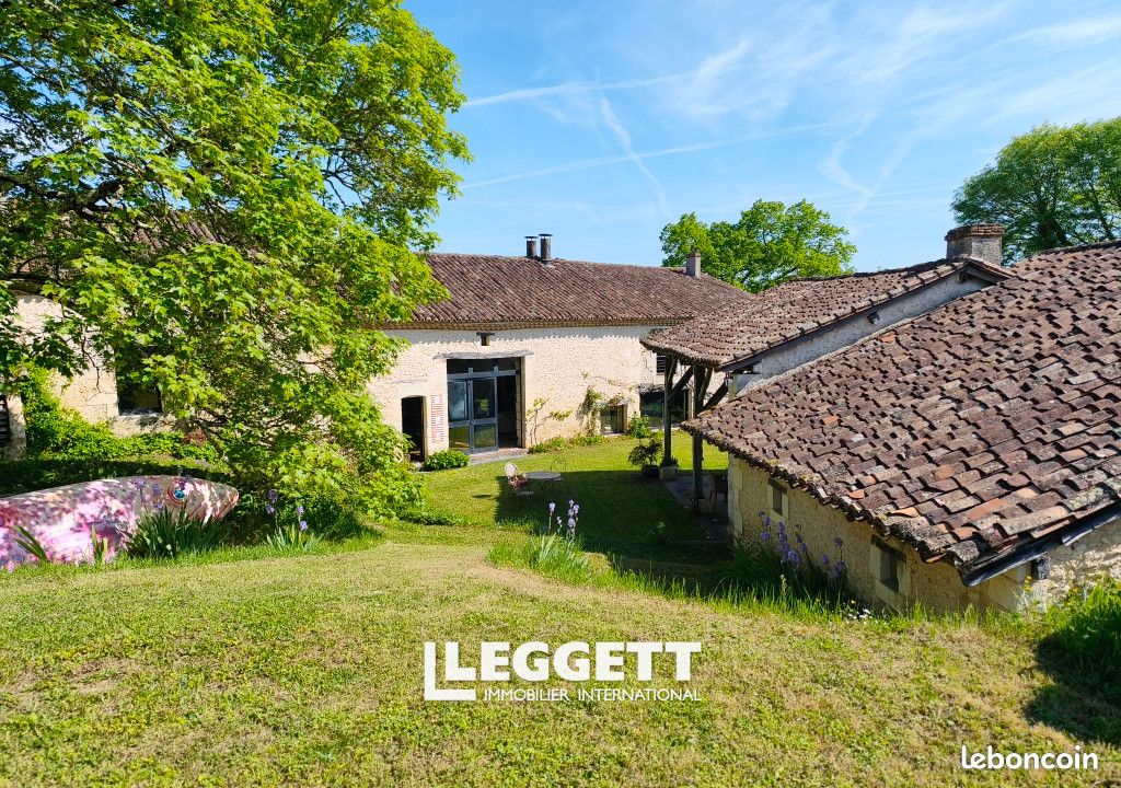 Maison 16 pièces 660 m² · à Vallereuil · 660 m² · 895 700 €