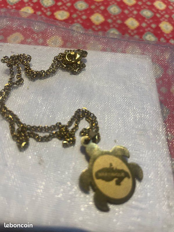 Collier doré avec médaillon de la Martinique (image 7)