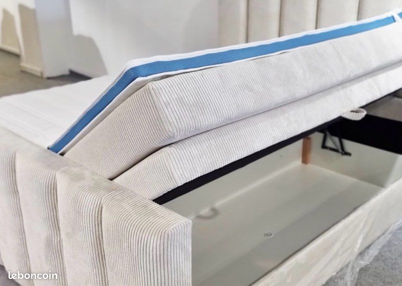 Lit piano (image 4)