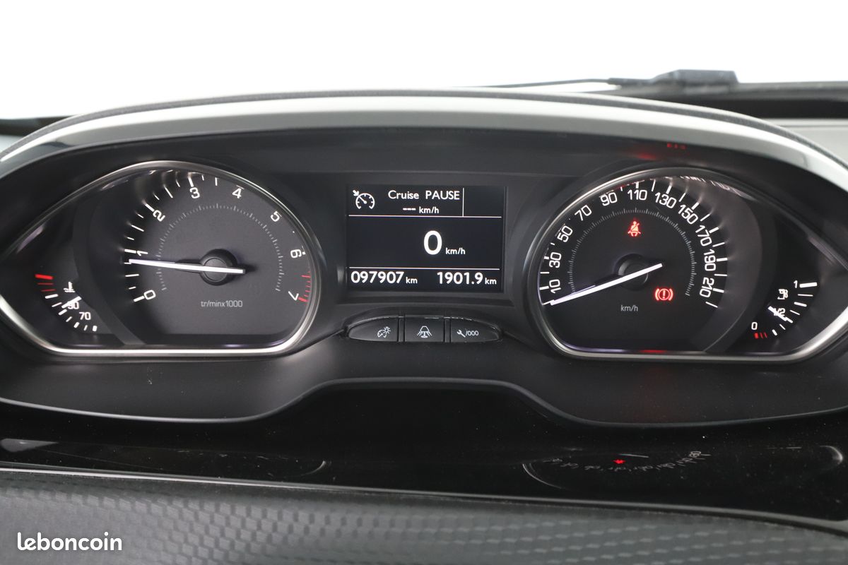 Peugeot 2008 1.2 PureTech Allure 110 ch (image 16)