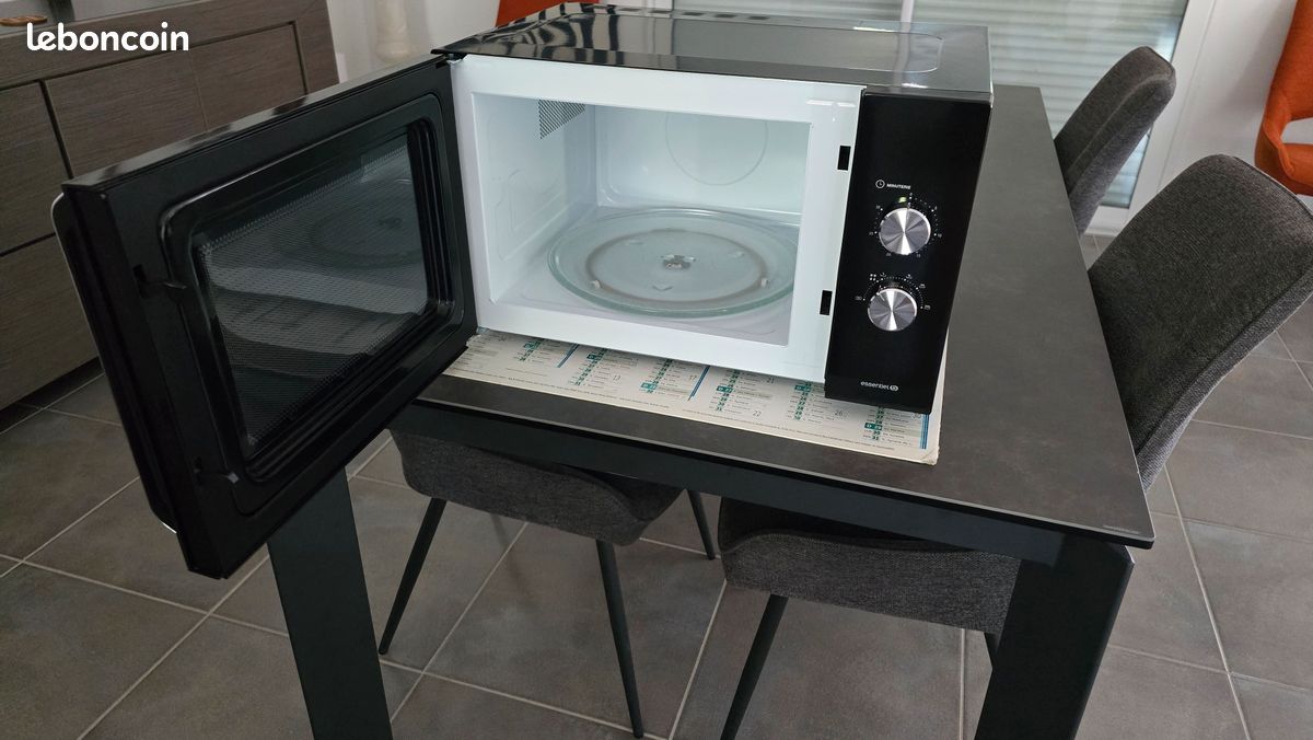 Four Micro Onde 28 Litres 900w (image 1)