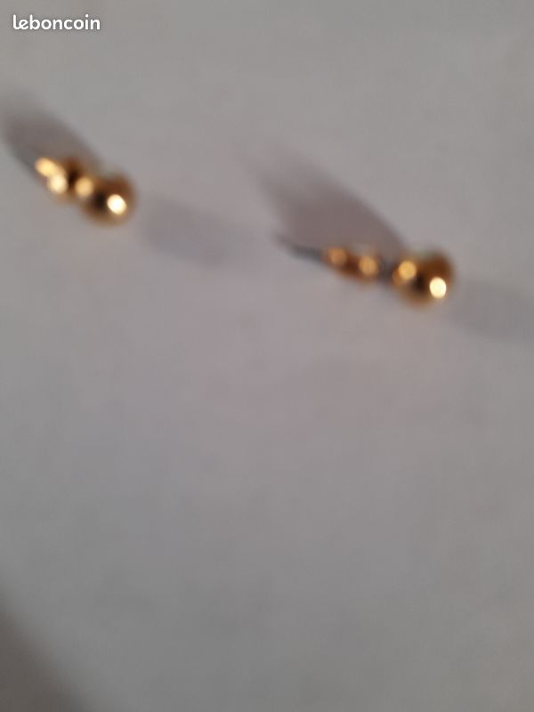 Une jolie paire de boucle d'oreille en clou rondes plaqué or (image 1)
