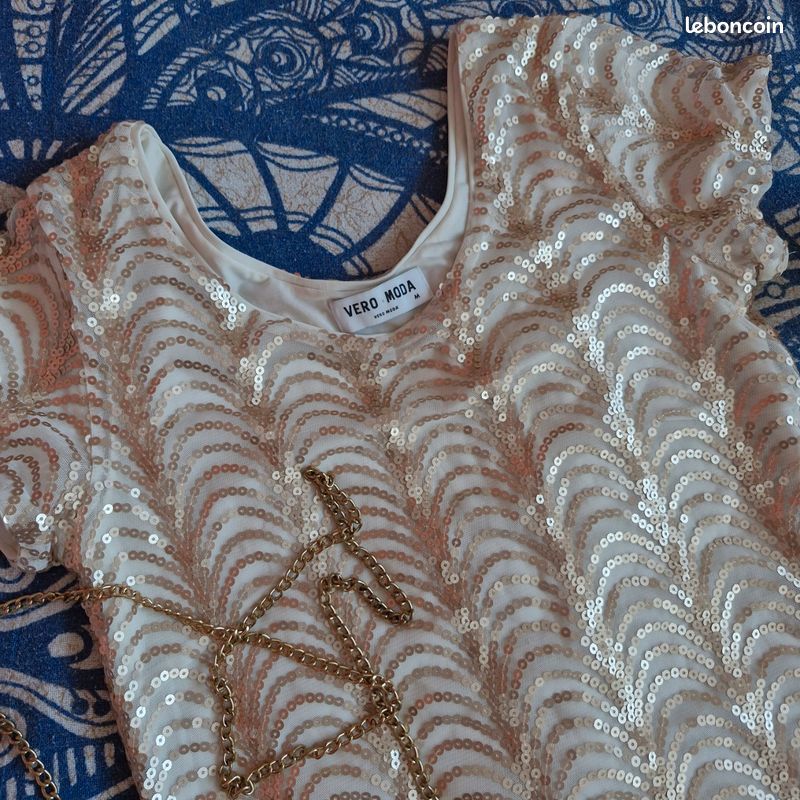 Robe à sequins dorés (image 3)