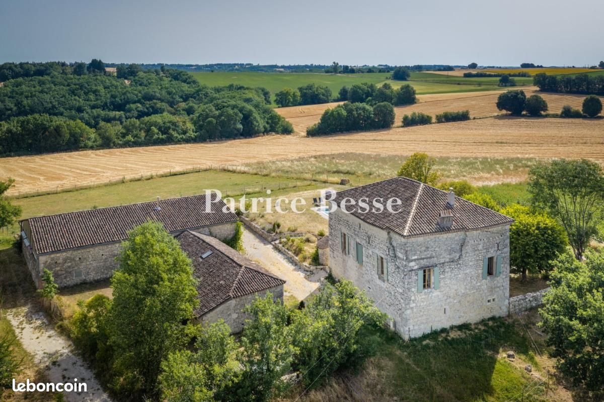 Maison 9 pièces 400 m² · à Brassac · 400 m² · 695 000 €